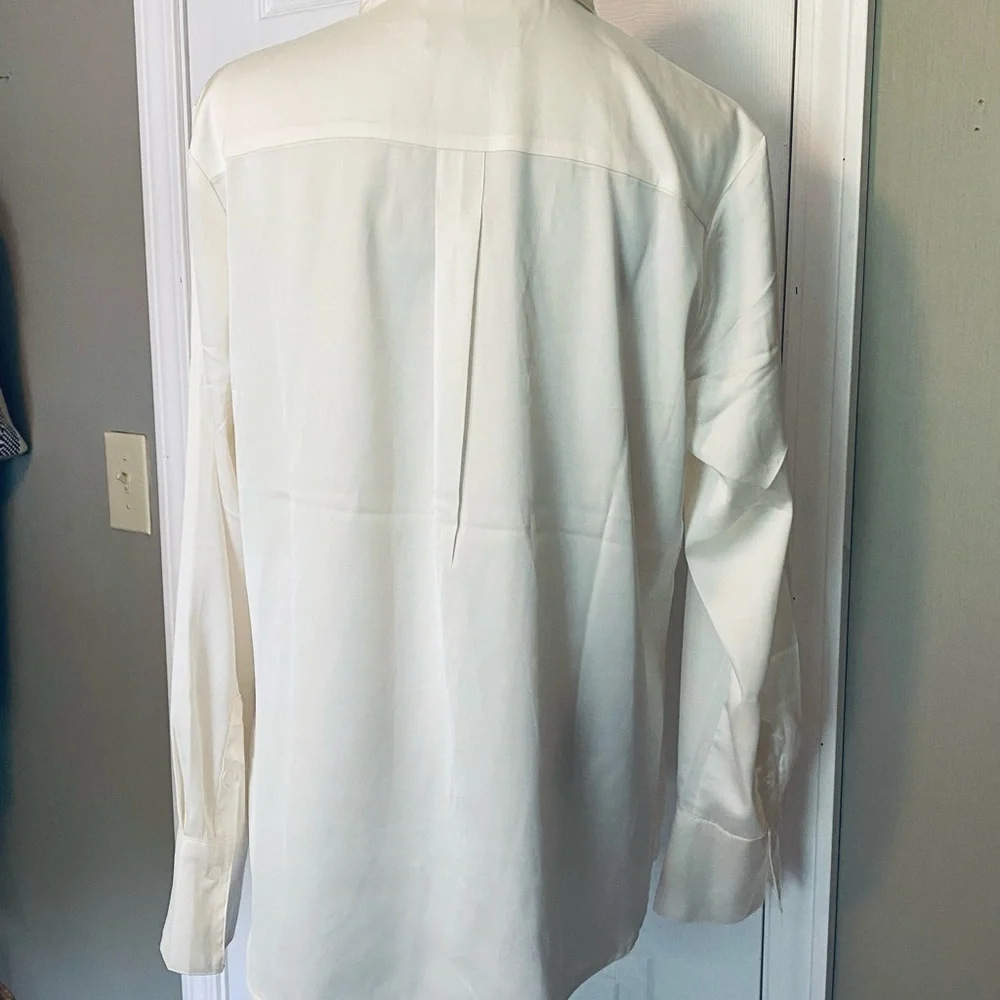 NWOT Women’s L Banana Republic White Dress Shirt Silky Finish